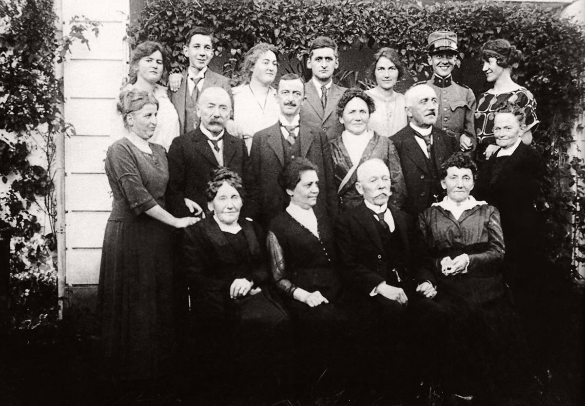 Familie Fischers/Vogt (um 1917): E. Vogt, W. Fischer, A. Vogt, H. Vogt, E. Vogt, K. Fischer, M. Fischer (hinten v. l.); O. Vogt mit Frau, C./G. Fischer-Vogt, E. Vogt mit Frau (Mitte v. l.); 2 Schwestern von G. Fischer-Vogt, M. Vogt, J. Vogt (vorne v. l.).