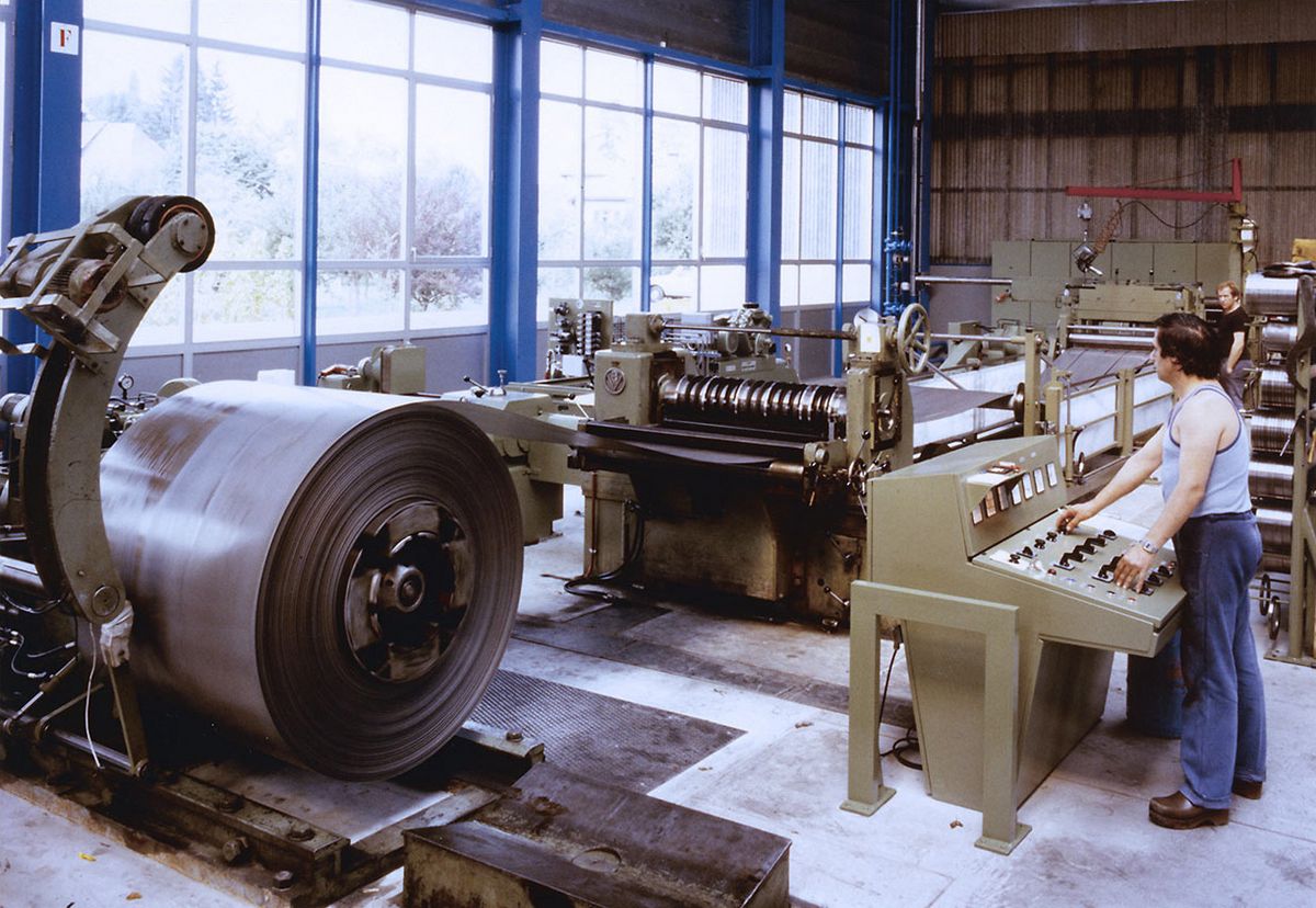 As a producer of particularly high-quality band steel, Fischer also supplied the competition – a constant dilemma. Image: Belt slicer in 1980.
