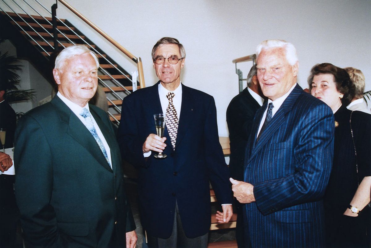 Thomas Fischer (Mitte) feiert mit Herbert und Oskar Mager (rechts) den Bezug des neuen Verwaltungsund Produktionsgebäudes der Mitex 1997 in Hörbranz.