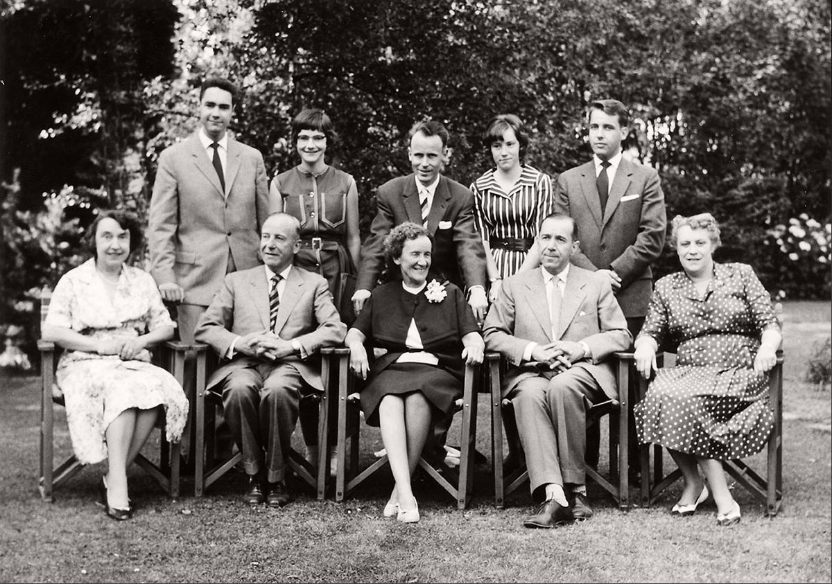 The Fischer family in 1960: The children Thomas, Catharina, Alex, Regina and Hans-Erich Fischer (back, f. lt.); Emma and Karl Fischer-Nebel, Marguerite Fischer, Willy and Margerit Fischer-Sulzer (seated, f. lt.).