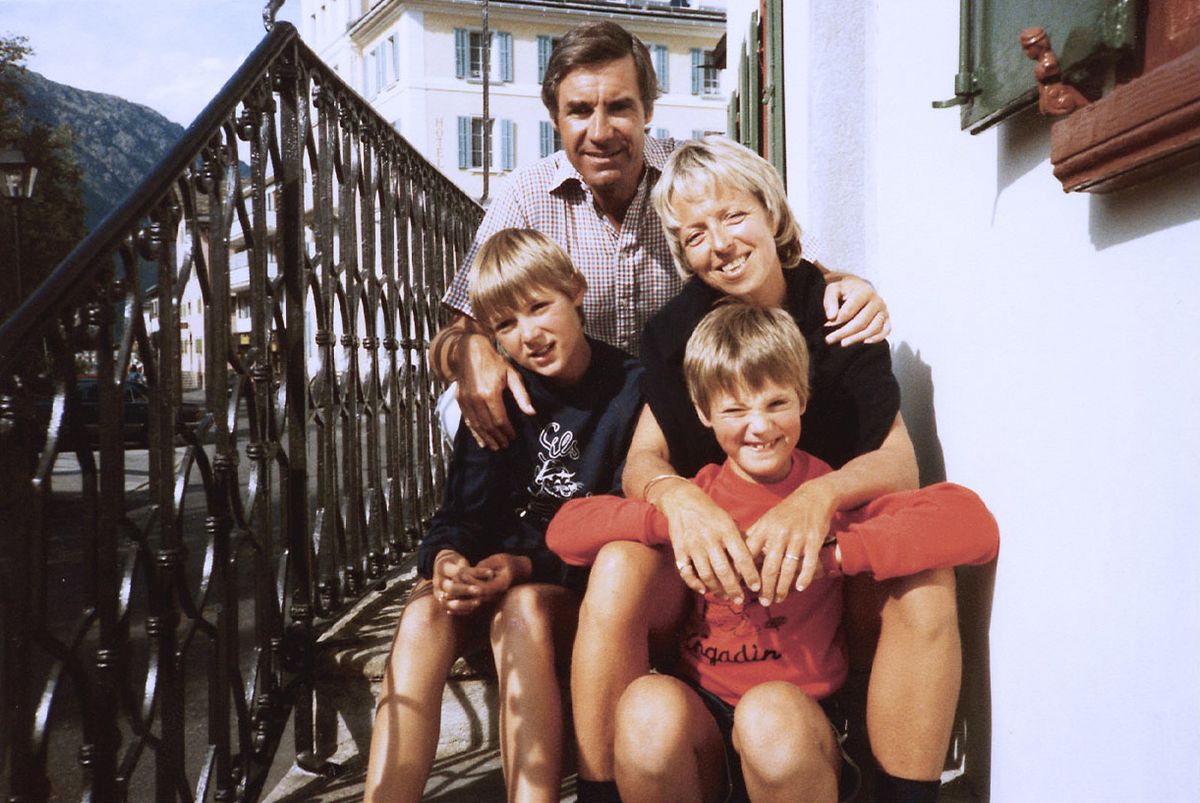 Es gibt auch ein Privatleben: Thomas und Ursula Fischer-Hegner mit ihren beiden Kindern Ariane und Peter 1984 im Ferienhaus der Familie in Sils Maria.
