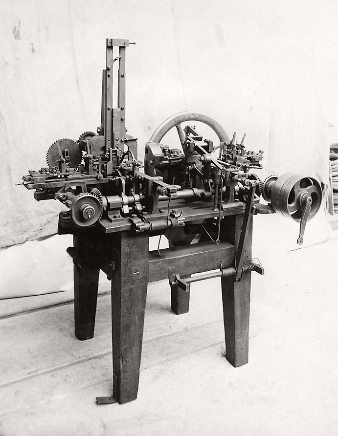 An der ersten Haftenmaschine von Johannes Wirz konnten 1842 zwei Männer pro Minute 40 Häkchen und Ösen produzieren – eine Revolution!