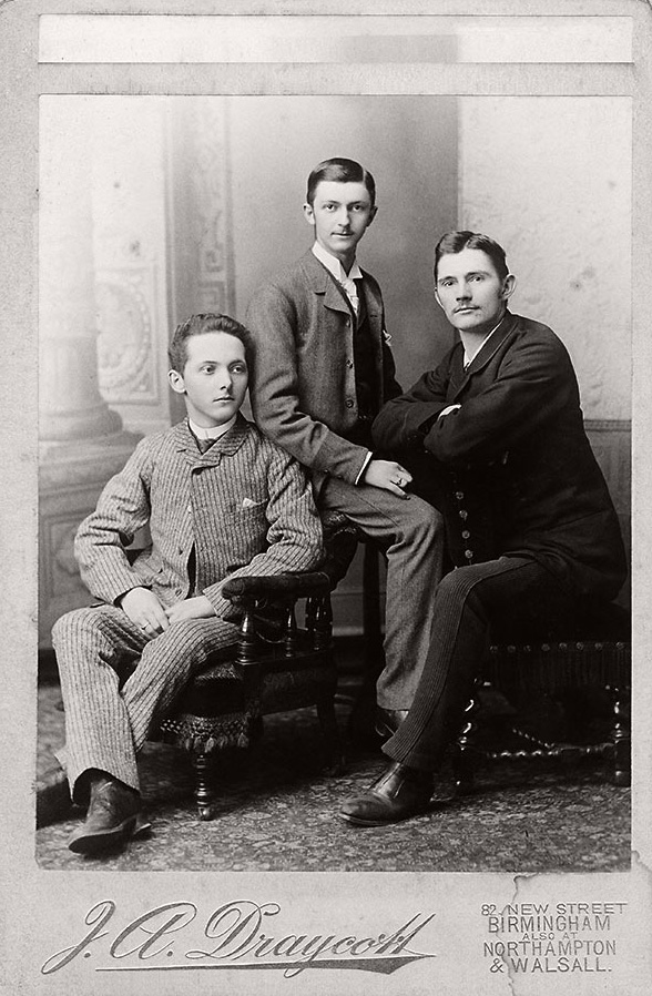 Fand beim Rohmaterial-Händler Adolphe Arbenz eine Anstellung: Carl Fischer (Mitte) mit Schweizer Freunden in Birmingham 1888.