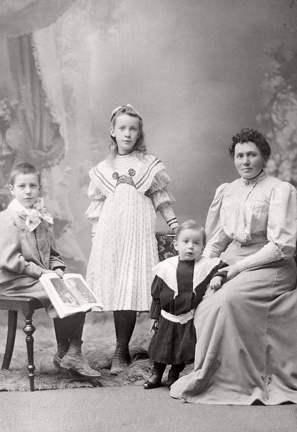 Hübsch herausgeputzt für den Fotografen: Carls Frau Gotthilde Fischer-Vogt mit den Kindern Karl, Marguerite und Willy (von links).