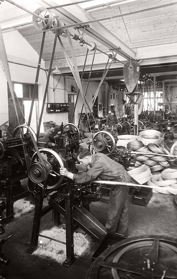 Da Fischer «kriegswichtige Artikel» fertigte, lief die Produktion wie hier in der Drahtverarbeitung auch im Weltkrieg auf Hochtouren.